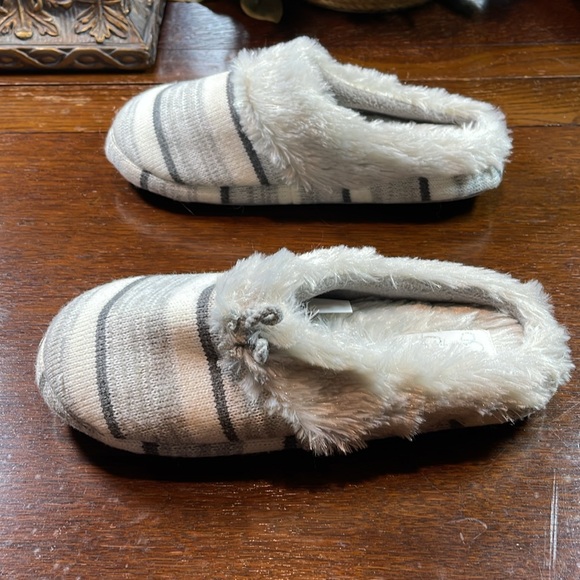 JESSICA SIMPSON HOUSE-SHOES  SIZE 7-8 colors Grey’s and white - Picture 4 of 14